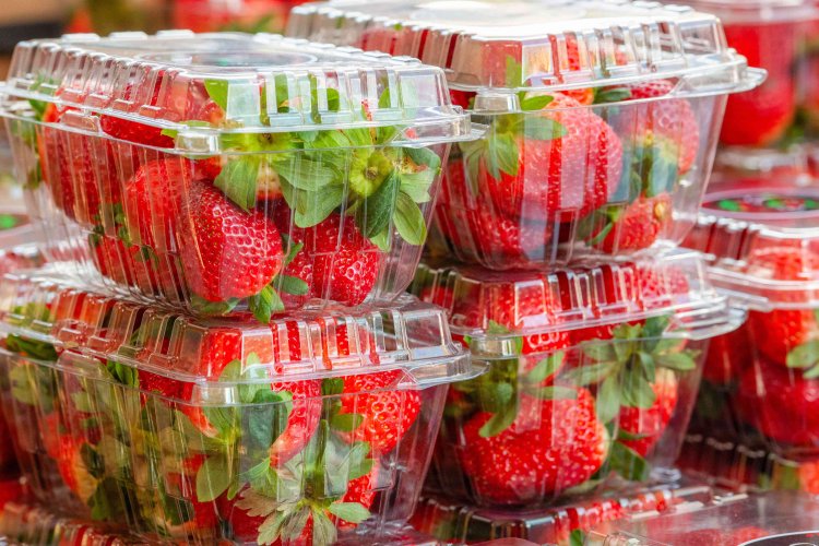 How To Wash Strawberries To Remove Dirt and Pesticides, According to an Expert